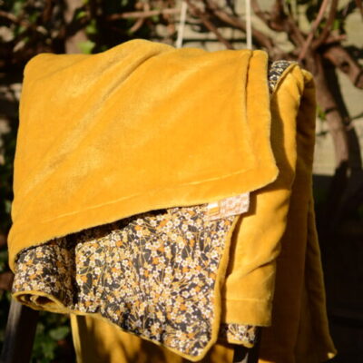 Plaid jaune et cotonnade fleuri assortie