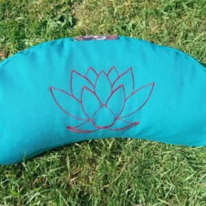 Coussin de méditation demi lune bleu turquoise brodé fleur de lotus rouge foncé